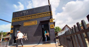 Di Magelang, ada Masjid Berbentuk Ka'bah Looh...