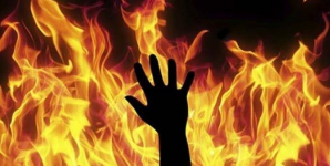 Gila! Seorang Wanita Dibakar Hidup-hidup di Sukabumi dengan Bensin