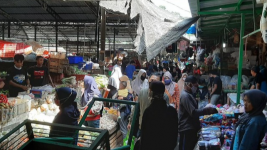 Pedagang Pasar Tak Taati Aturan saat PSBB Hari Pertama di Malang Raya