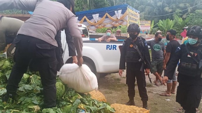 Dua Warga Diberhentikan di Gorontalo, karna Bawa 10 Karung Miras di Tumpukan Sayur