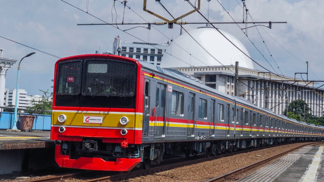 Ditengah Pandemi Corona Penumpang KRL Depok - Jatinegara Pagi Ini Padat, Tak Ada Social Distancing