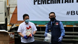 Kementerian BUMN Salurkan 10 Ton Beras dan Ribuan APD untuk Warga Jabar