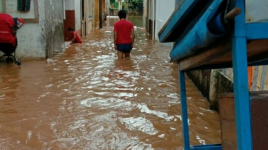 Tidak ada Hujan, Banjir Setinggi 1,5 Meter Tiba-tiba Rendam Kawasan Kampung Baru