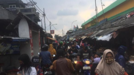 Di Tengah PSBB Menjelang Lebaran, Pasar Kramat Jati Ramai, Warga Berdesak-desakan