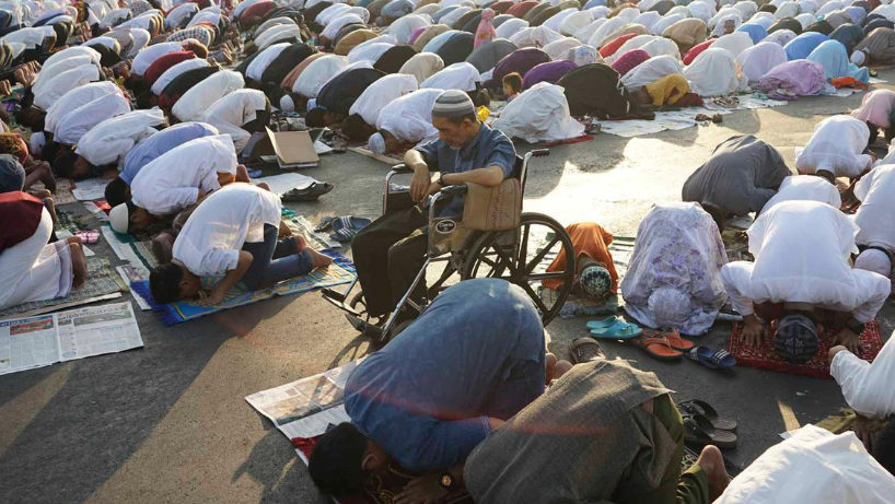 MUI Sebut Salat Idul Fitri 2020 Tidak Dilarang, Tapi di Rumah