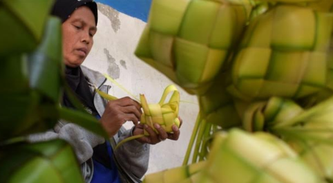 Rumit-Rumit Mudah, Ini Cara Membuat Ketupat Lebaran