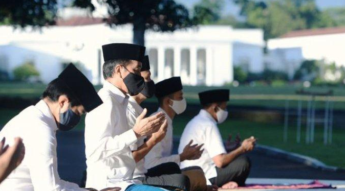 Jokowi Salad Id di Halaman Istana Bogor, Ajak Masyarakat Tak Mudik, Hadapi Pandemi Bersama