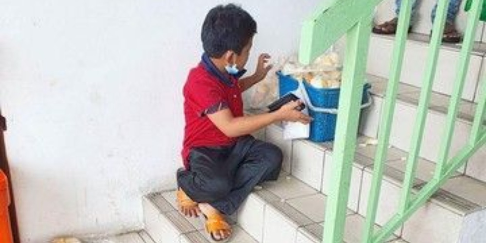 Kisah Bocah Penjual Kerupuk Jadi Korban Bullying setiap Berjualan