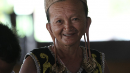 Mengenal Tradisi Memanjangkan Telinga di Suku Dayak, Sebagai Penunjuk Status Sosial