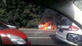 Satu Unit Mobil Terbakar di Dekat GT Halim Pagi Tadi Gegara Overheat
