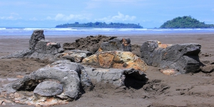 Pantai Air Manis, Destinasi Wisata dengan Kisah Legenda Anak Durhaka di Sumatera Barat