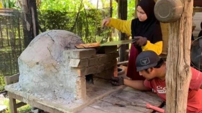 Viral Keluarga Ini Jualan Pizza Murah Dibuat Pakai Tungku Batu Bata