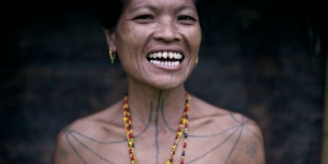 Tradisi Gigi Runcing,  Menyakitkan dan Simbol Kecantikan untuk Wanita Suku Mentawai