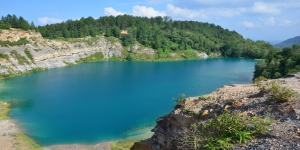 Menikmati Keindahan Danau Biru yang Eksotis di Sawahlunto