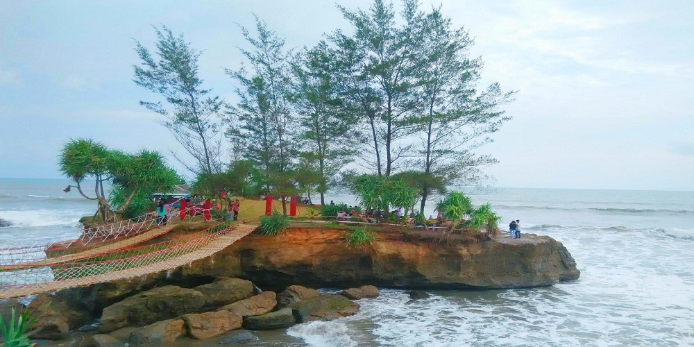 Menikamati Keindahan Pantai Sungai Suci dengan Memacu Adrenalin di Jembatan Gantung Kembar di Bengkulu