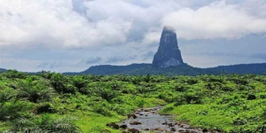 Wow! Inilah Gunung Paling Langsing di Dunia yang Mustahil Untuk Didaki