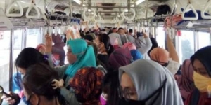Penumpang KRL Bogor-Jakarta Padat Jumat Pagi, Warga Tak Lakukan Jaga Jarak