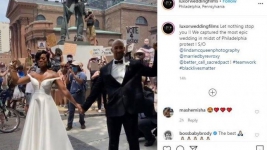 Viral, Di Tengah Aksi Demo Protes Kematian George Floyd, Pasangan Ini Nekat Menikah