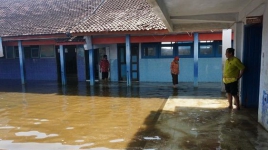 Banjir Rob Genangi SDN di Demak, Ruang Kelas Penuh Lumpur