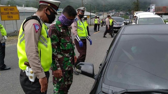 Masuk Zona Merah Warga yang Hendak Wisata ke Karo, di Putar Balik Petugas