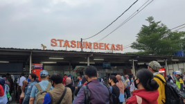 Minggu Kedua PSBB Transisi DKI,  Petugas Batasi Penumpang 250 Orang di Stasiun Bekasi