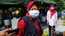  Semangati Dokter hingga Petugas Kebersihan,  Risma Keliling RS di Surabaya