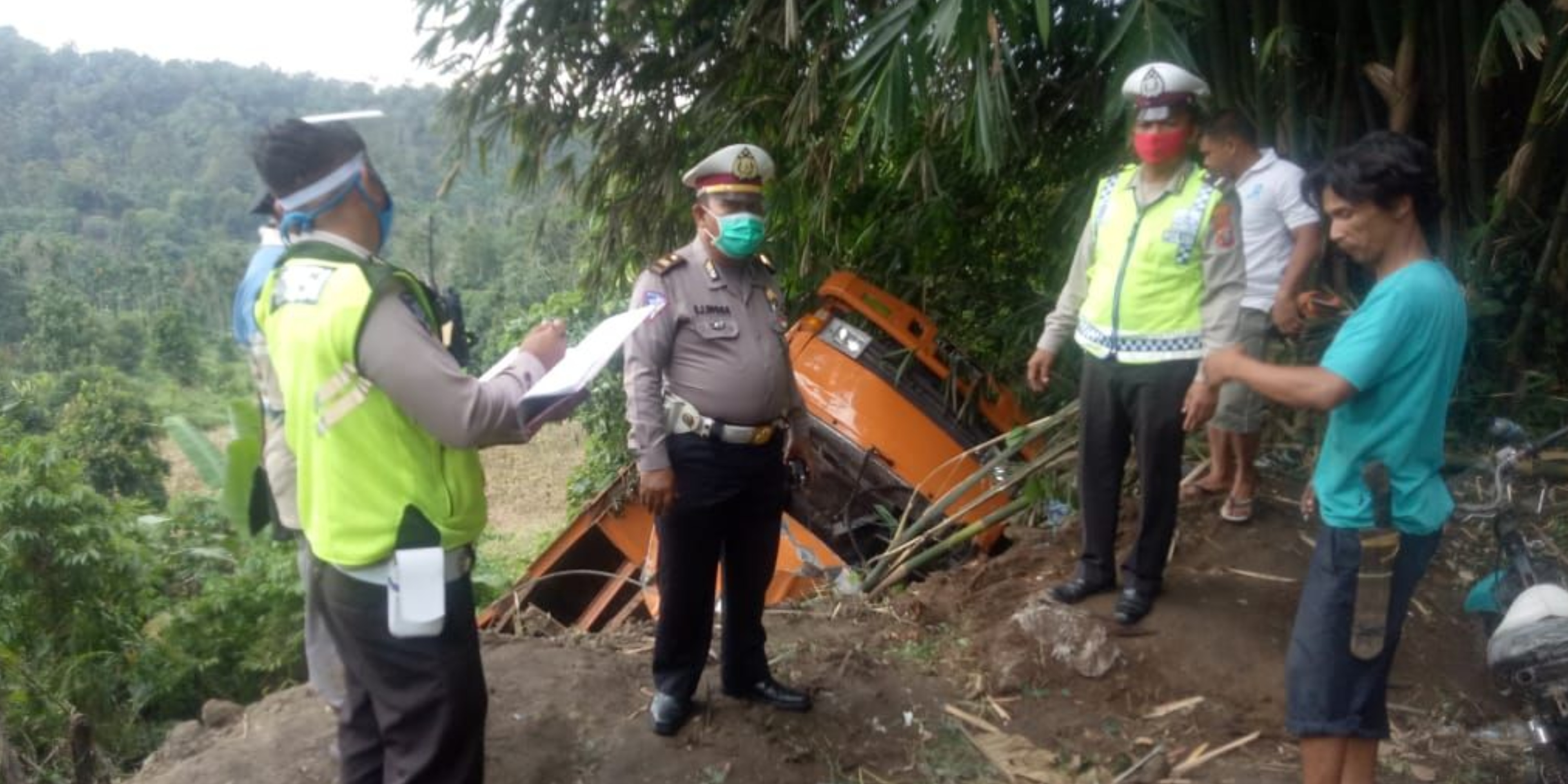 Rem Blong, Satu Unit Truk Masuk Jurang Di Sibolangit, Dua Korban Dilarikan ke Rumah Sakit