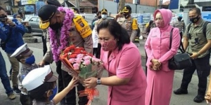 Ketua Bhayangkari Polda Sumut Serahkan Paket Sembako kepada Warga Karo