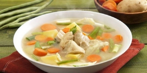 Resep Sup Ayam Kuah Bening Menu Makan Malam yang Sehat dan Menyegarkan