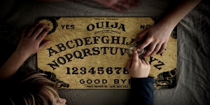 Berani Coba? Inilah Permainan Ouija, Papan yang Digunakan Memanggil Hantu