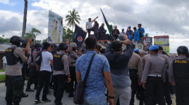 Mahasiswa-Anggota DPRD Sultra Demo di Jalan Masuk Bandara Terkait Penolakan 500 TKA