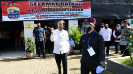 Pakai Pelindung Wajah, Jokowi Blusukan ke Pasar Banyuwangi