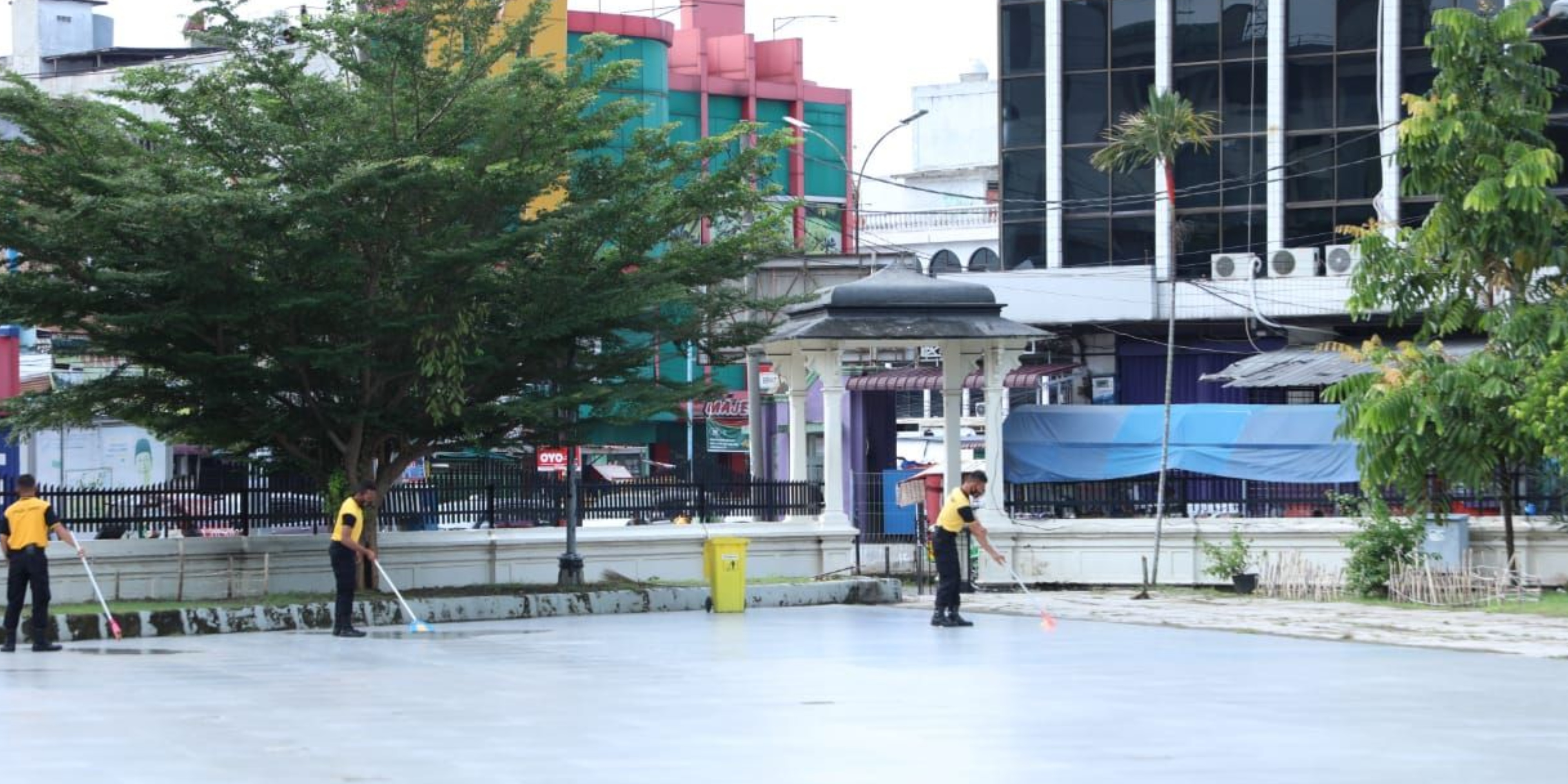 Sambut Hari Bhayangkara, Polda Sumut Bersihkan Rumah Ibadah di Medan