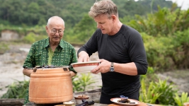  William Wongso Tantang Gordon Ramsay Masak Rendang di Tengah Hujan 