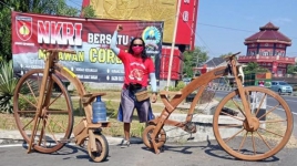Kreatif Pria Klaten Sulap Limbah Kayu Jadi Sepeda