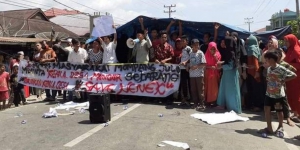 Warga Kembali Blokade Jalan Lintas Sumatera di Madina