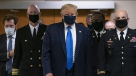Trump Pakai Masker untuk Pertama Kalinya di Depan Umum 