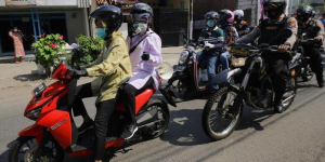 Risma Kembali Blusukan Demi Ingatkan Warga Surabaya Gunakan Masker