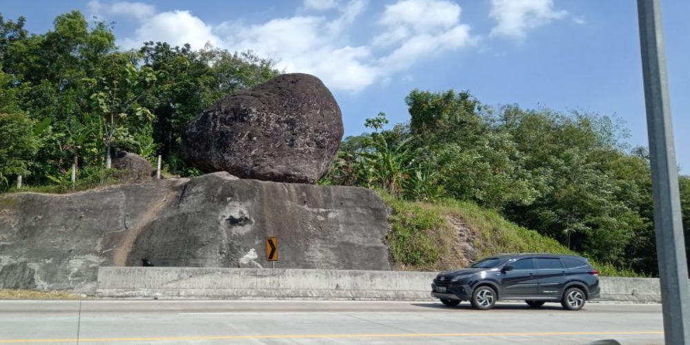 Batu Bleneng di Tol Cipali ini Menyimpan Misteri Mengundang Maut bila Dihancurkan, Benarkah?