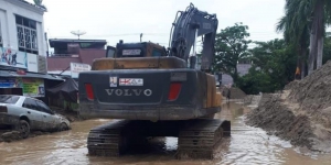 Lumpur Akibat Banjir Bandang Masamba Hingga 2 Meter, Tim PT. HK Peduli Bantu Kerahkan Excavator