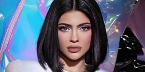 Hampir Telanjang, Kylie Jenner Diamuk Fansnya, Ternyata Gara-gara Ini