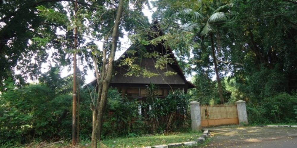 Rumah Gadang di Bekasi Ini Menyinpan Cerita Hantu, Dihuni Sosok Orang Tua dan Perempuan