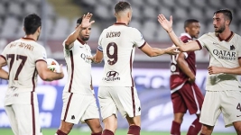Torino vs AS Roma: Chris Smalling Lompat Tinggi, Tembus Jaring-jaring Lawan