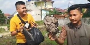 Viral YouTuber Ini Prank Ibu-Ibu Daging Kurban Isi Sampah