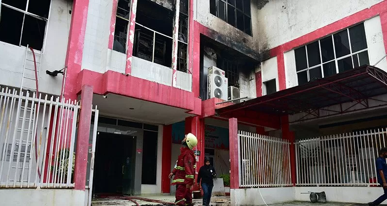 Kondisi Terkini Gedung Telkom Pekanbaru Pasca Kebakaran, Petugas Damkar Masih Dinginkan Api 