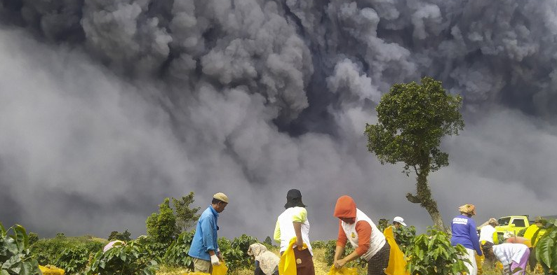 Kondisi Terkini Gunung Sinabung yang Erupsi Lagi, Semburkan Abu Vulkanik 4.200 Meter