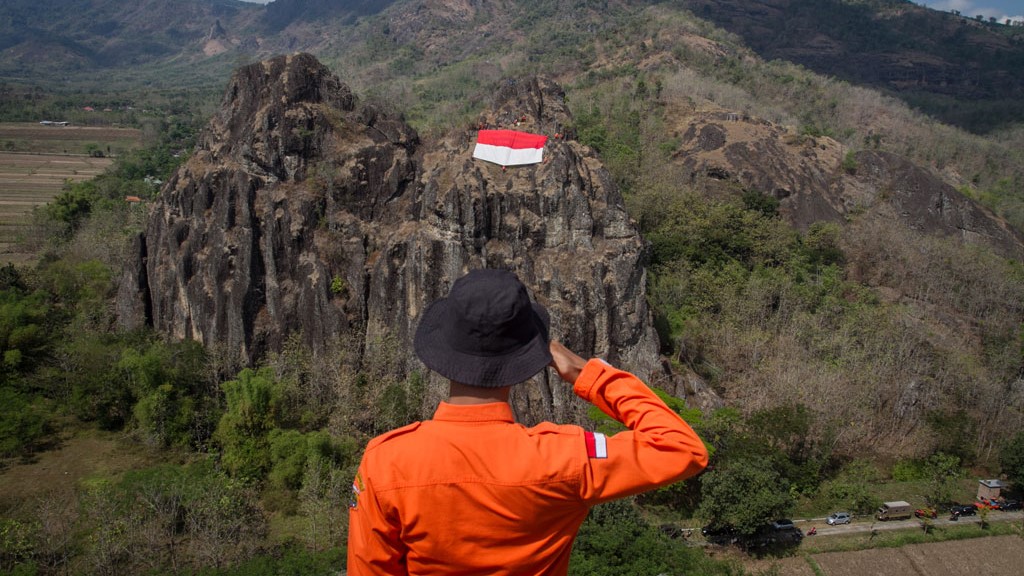 Sambut 75 Tahun Indonesia Merdeka Bendera Raksasa Dikibarkan di Gunung Sepikul Sukoharjo
