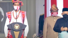 Jokowi Pakai Baju Adat Timor Tengah Selatan NTT saat Upacara Bendera
