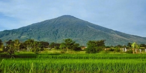 Kisah Misteri Gunung Ciremai yang Konon Sering Penampakan Seorang Kakek Jubah Putih Hingga Nini Pelet