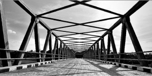 Merinding! Sadikem, Sosok Penunggu Cantik Jembatan Jiwan yang Terkenal Menyeramkan di Madiun 